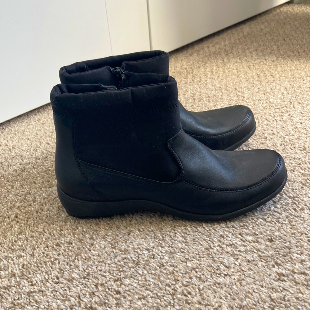 Easy Spirit low zippered bootie